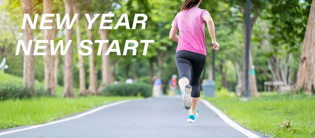 Novo começo de ano novo com jovem correndo no parque ao ar livre