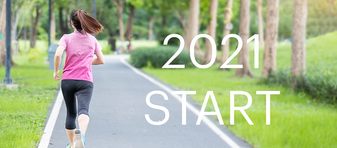 Novo começo de ano novo com jovem correndo no parque ao ar livre