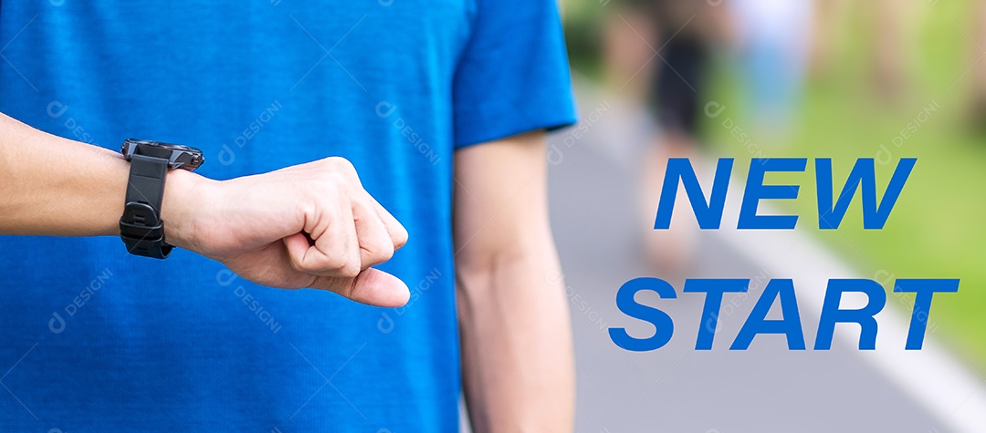 Novo começo com jovem verificando o tempo e a frequência cardíaca cardio