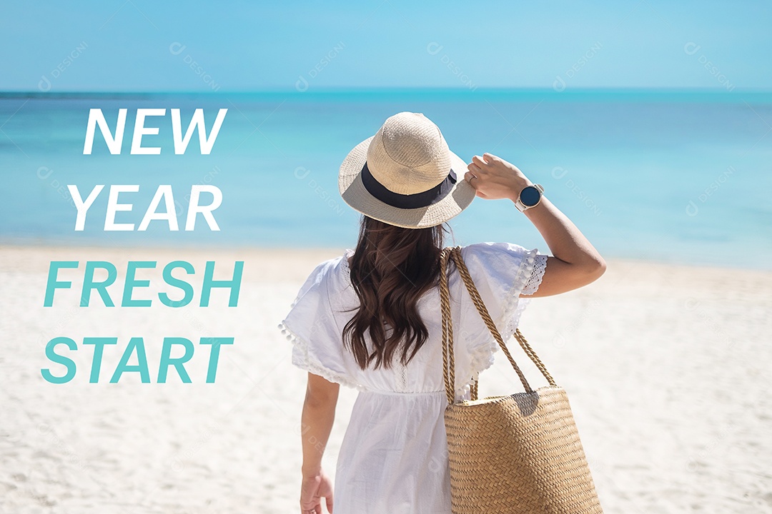 Começo fresco do ano novo com mulher viajante feliz no vestido branco