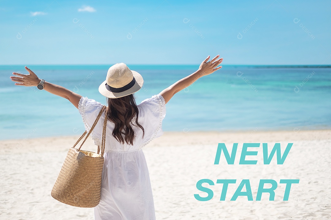 Novo começo com feliz viajante de vestido branco e chapéu desfrutar