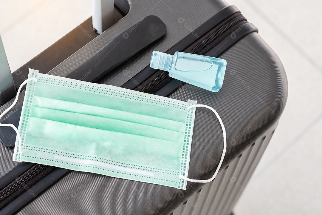 Saco de bagagem com máscara cirúrgica e álcool gel desinfetante para as mãos