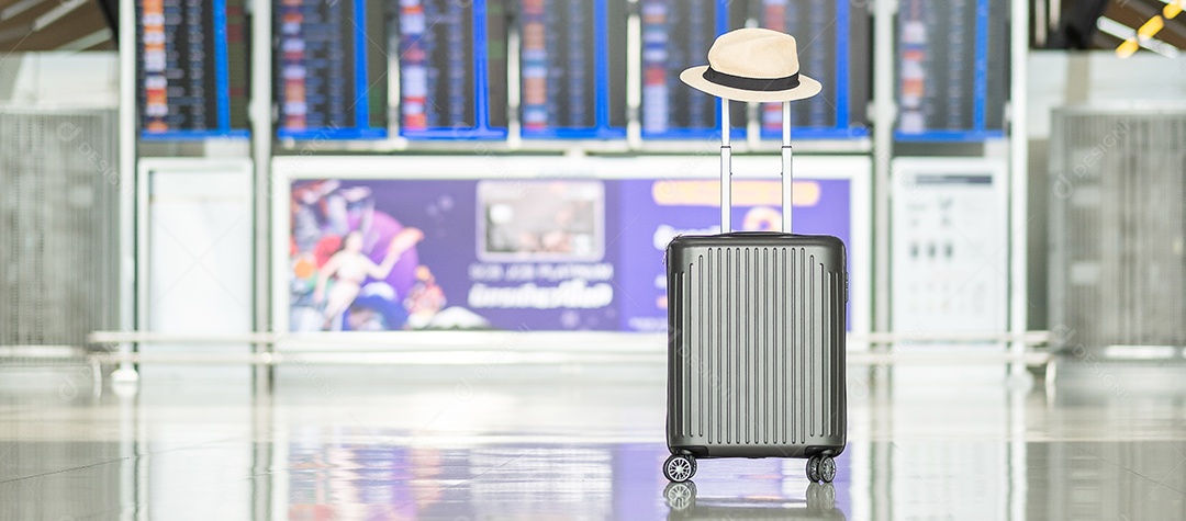 saco de bagagem com chapéu no terminal do aeroporto internacional, carrinho