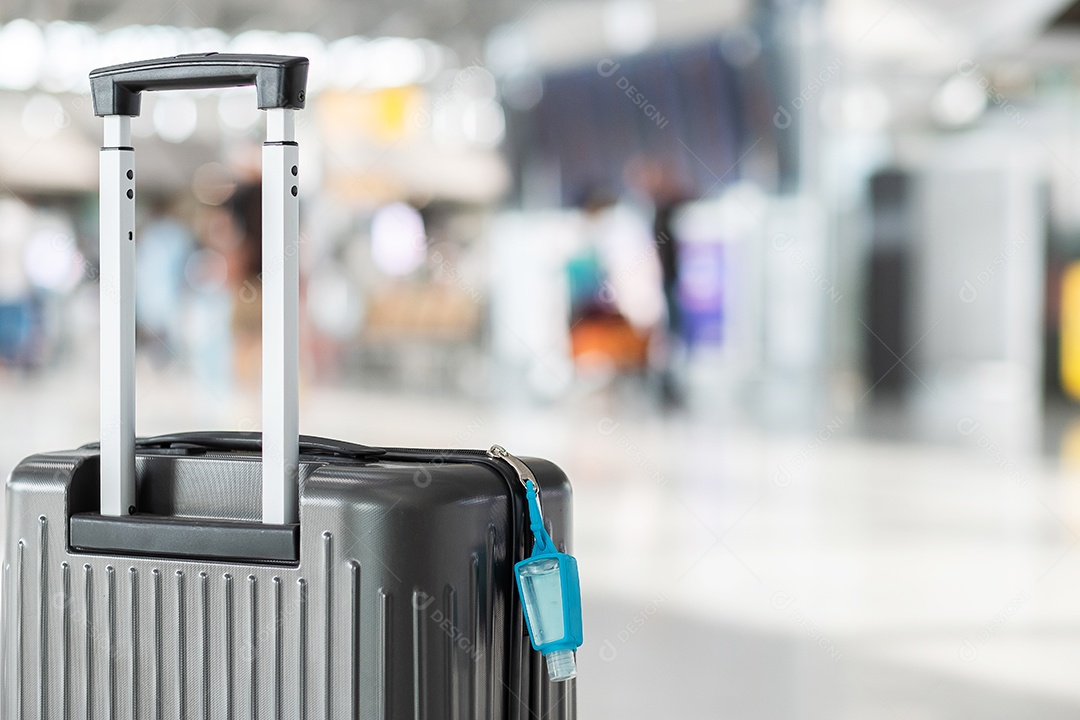 Saco de bagagem com álcool gel desinfetante para as mãos no ar internacional