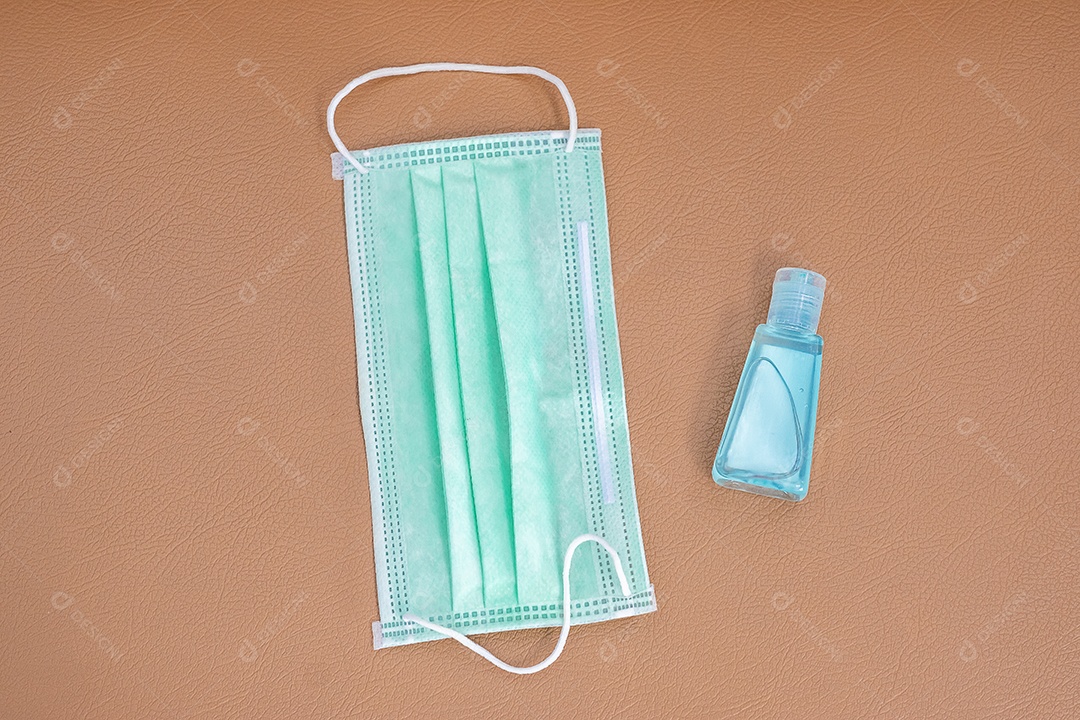 Lave o gel de álcool para as mãos e a cadeira de couro de máscara facial, evite o coronavírus ou a doença do vírus Corona. Desinfetante, antisséptico, higiene pessoal, novo normal e conceito de saúde