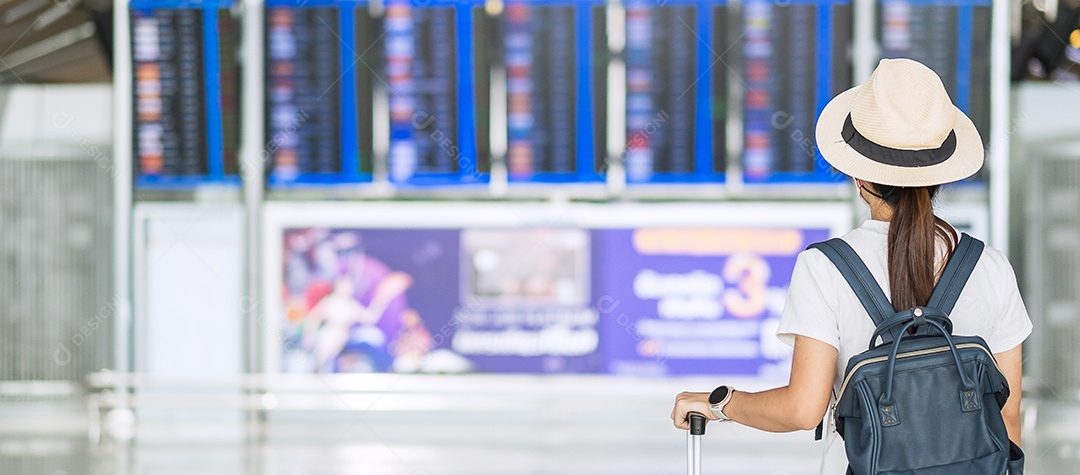 Jovem mulher usando máscara facial com bagagem verificando o tempo de voo