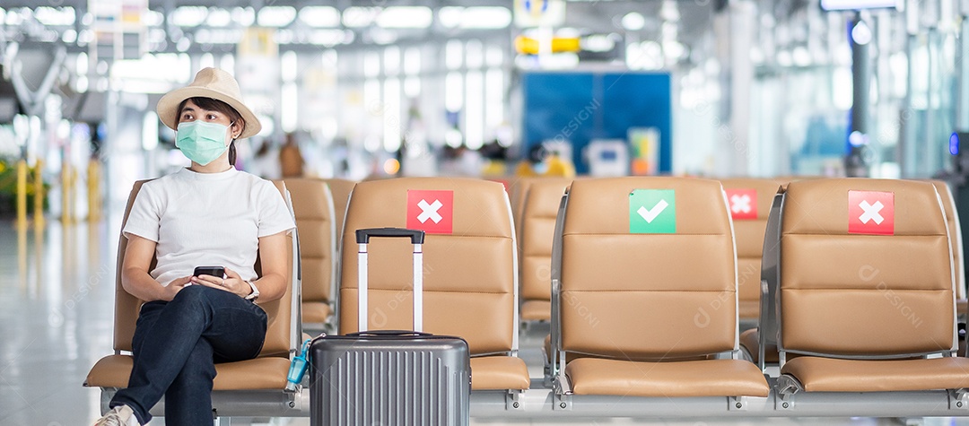 Jovem mulher usando máscara facial e usando smartphone