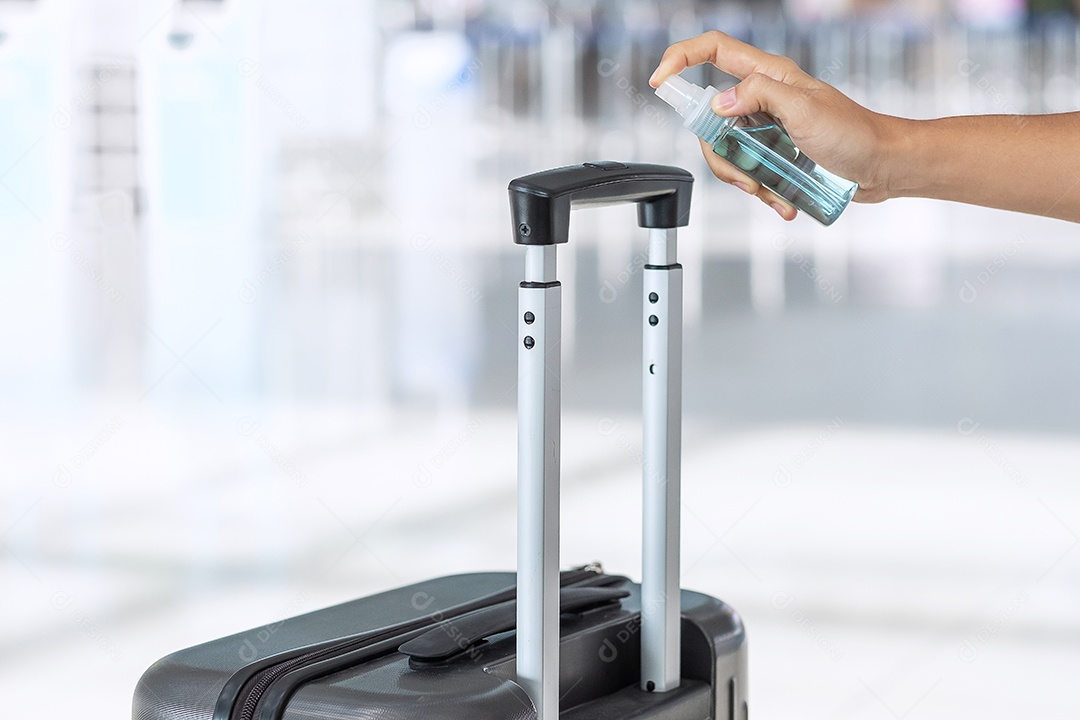 Pulverização manual de desinfetante de álcool na alça Saco de bagagem no interior