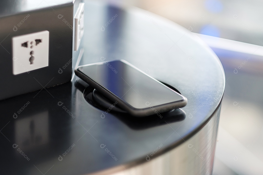 carregando a bateria no telefone móvel inteligente pelo carregador sem fio em