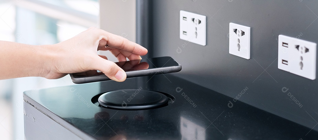 Mãos de mulher carregando a bateria no telefone inteligente móvel