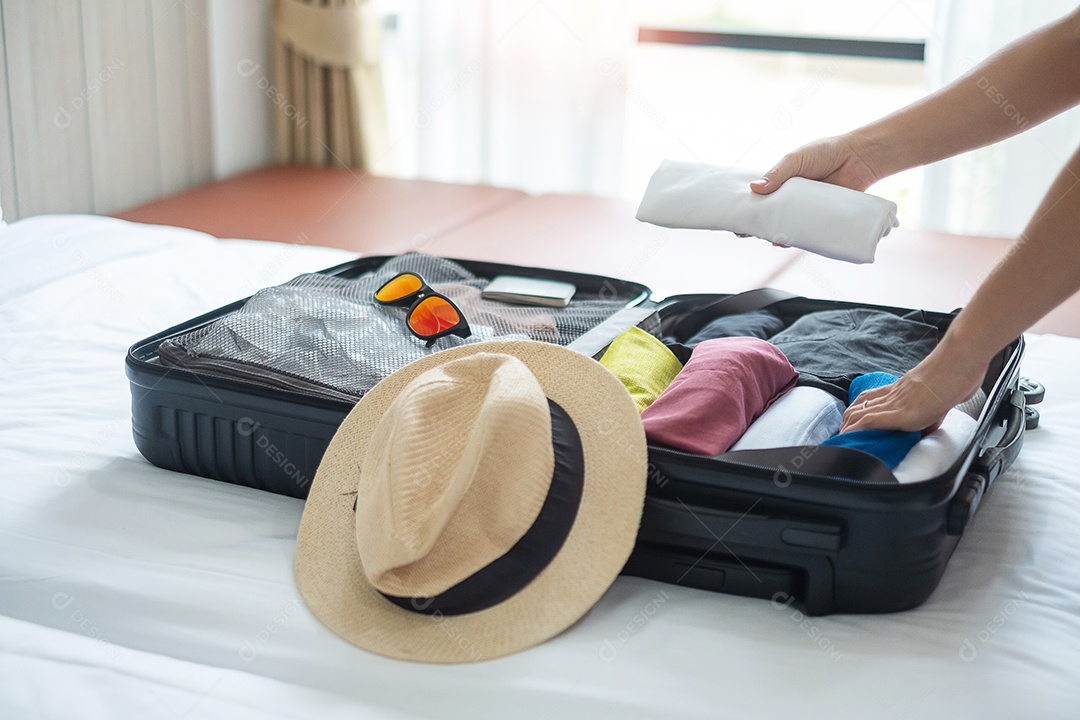 Jovem adulto feminino embalagem de bagagem para férias de verão. mulher