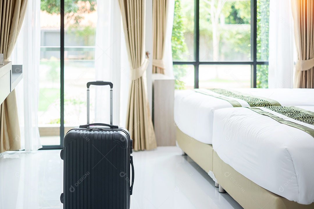 Bagagem preta no quarto de hotel moderno com janelas, cortinas e ser