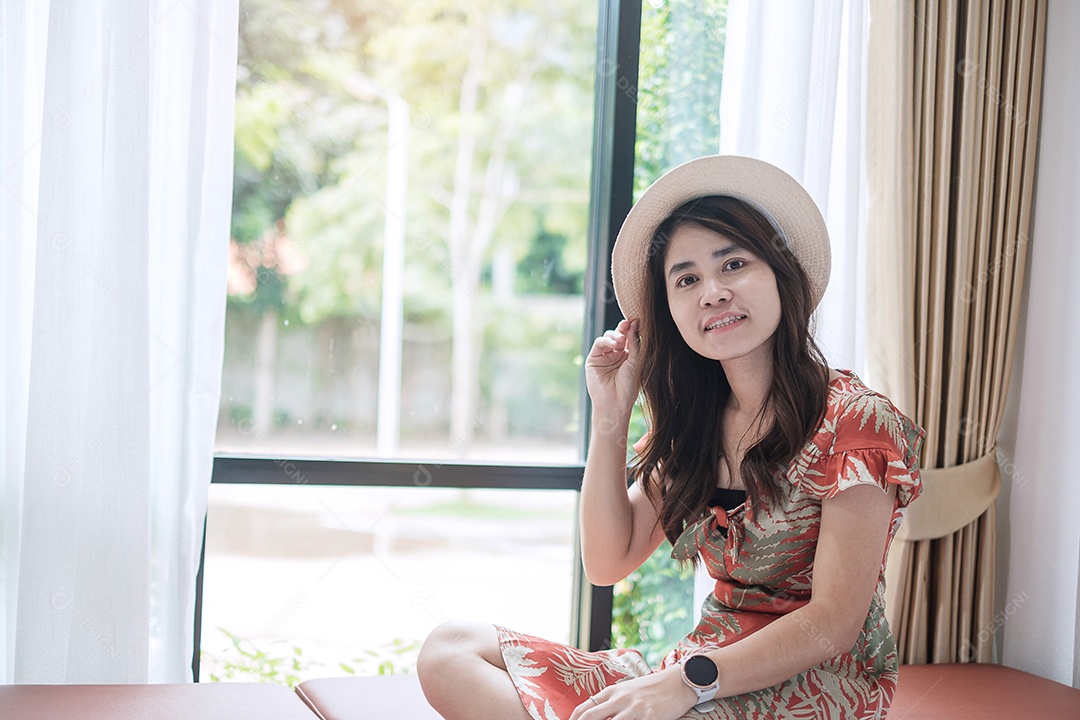 Mulher feliz usando vestido e chapéu de manhã. Relaxe, férias