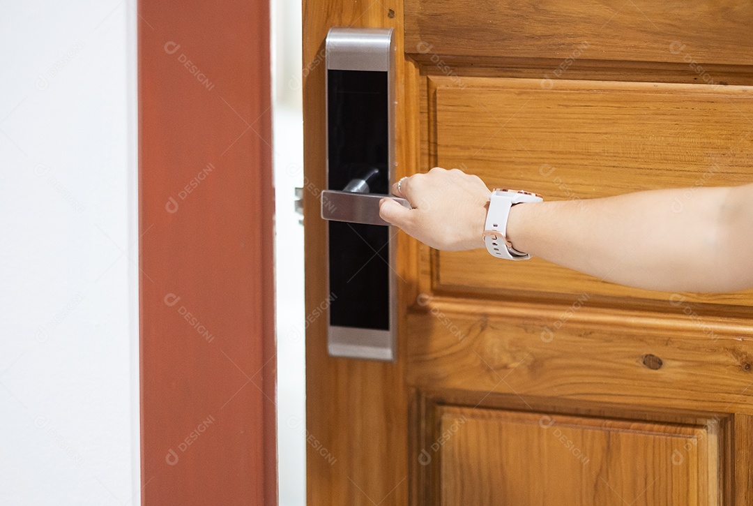 mulher segurando a maçaneta da fechadura da porta digital inteligente entre aberto