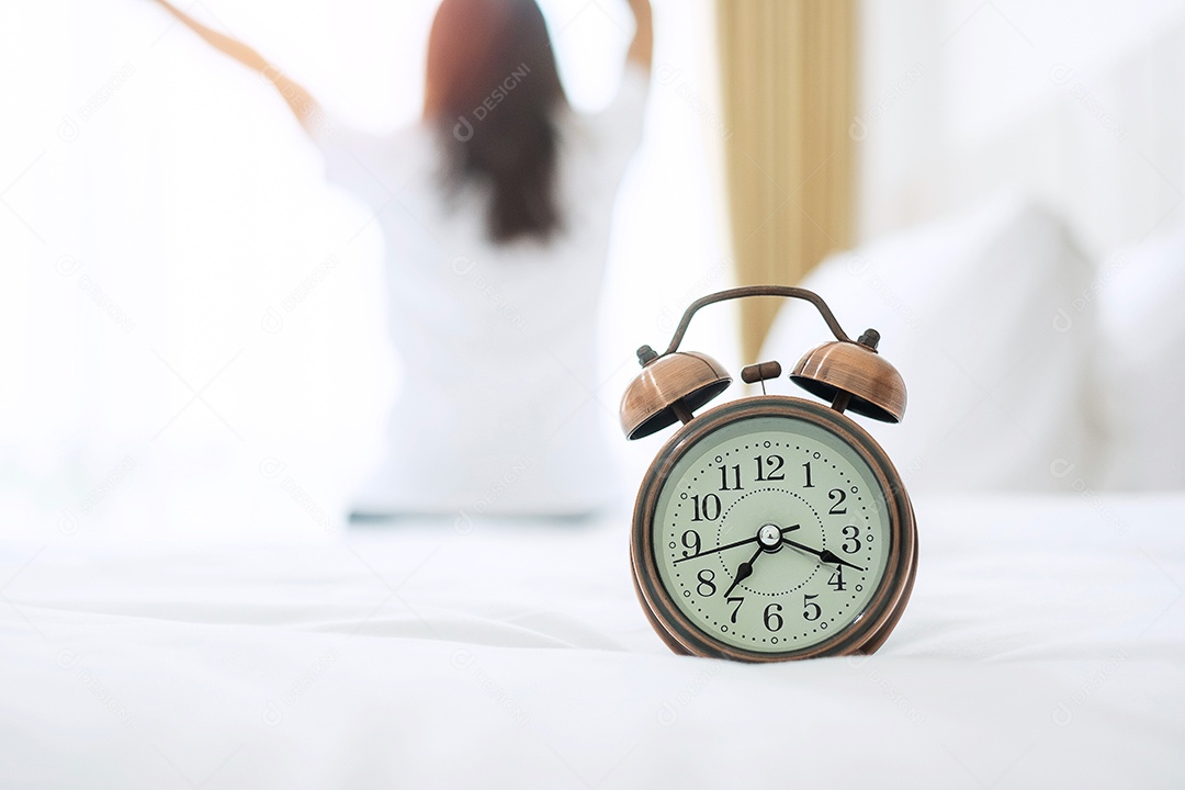 Despertador fechado com fundo de mulher feliz se esticando