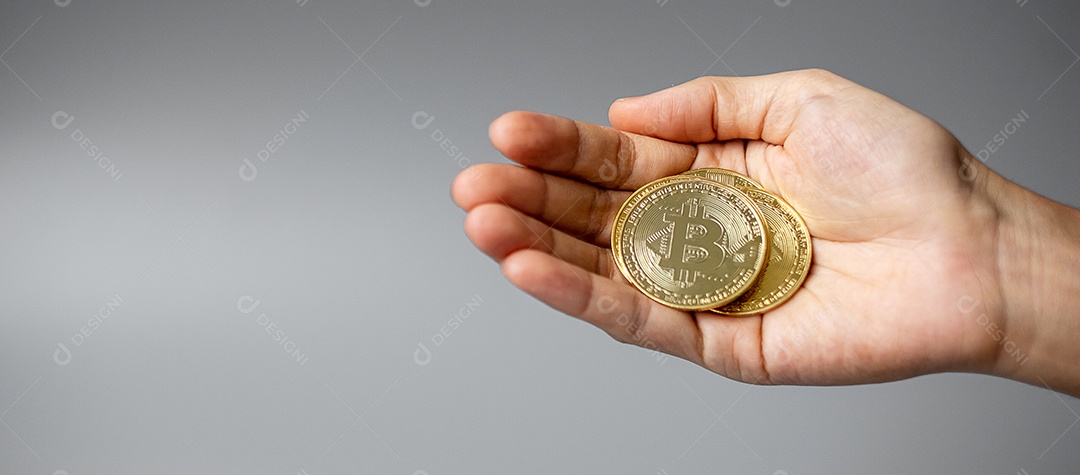 Mão segurando a moeda dourada de criptomoeda Bitcoin, Crypto is Digit