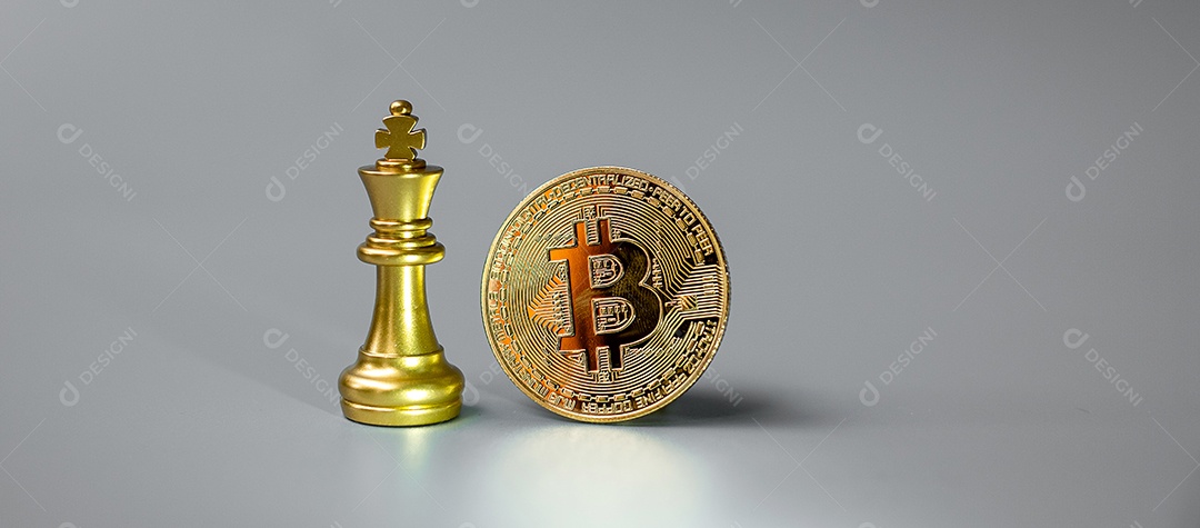 pilha de moedas de criptomoeda Bitcoin dourada e peça do rei da xadrez, C