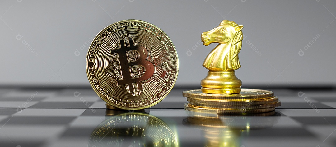 pilha de moedas de criptomoeda Bitcoin dourada e peça do rei da xadrez