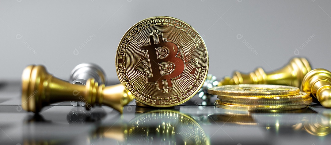 pilha de moedas de criptomoeda Bitcoin dourada e peça do rei da xadrez