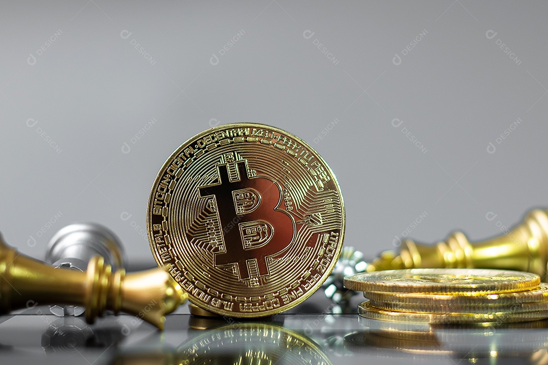 pilha de moedas de criptomoeda Bitcoin dourada e peça do rei da xadrez