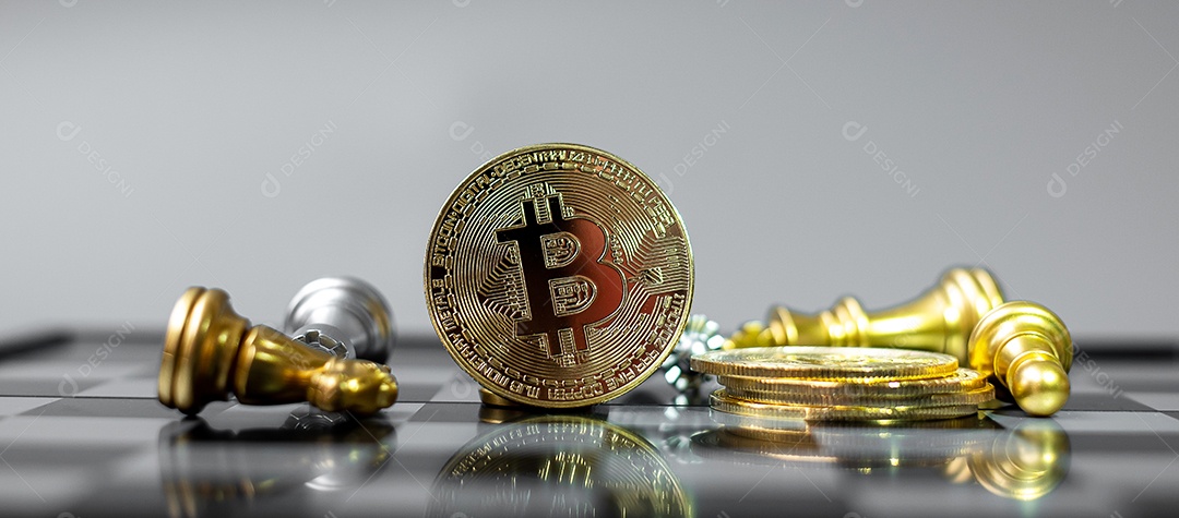 pilha de moedas de criptomoeda Bitcoin dourada e peça do rei da xadrez