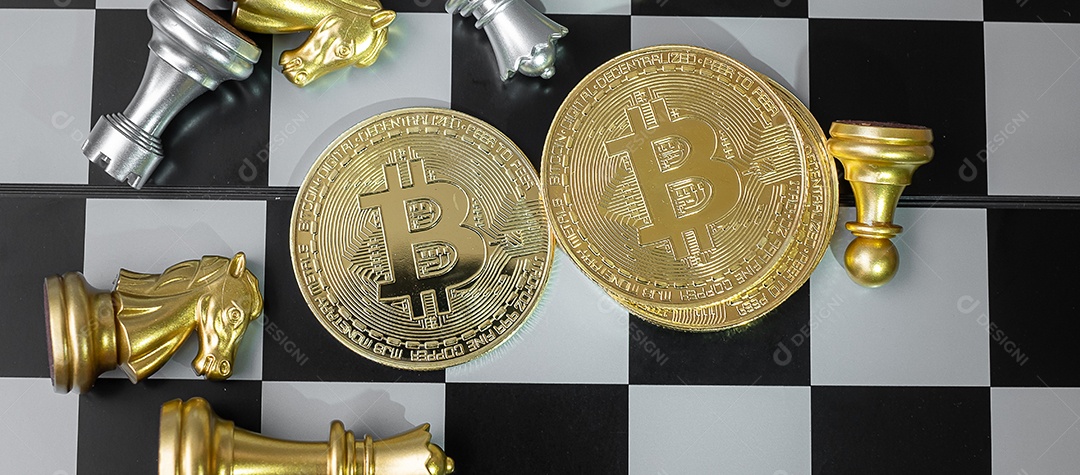 pilha de moedas de criptomoeda Bitcoin dourada e peça do rei da xadrez