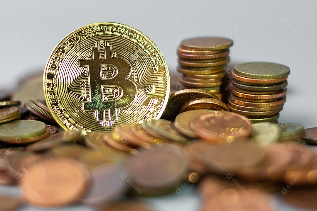 criptomoeda Bitcoin dourada e pilha de moedas, Crypto is Digital