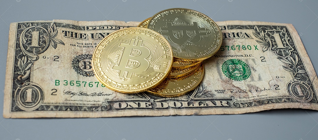 pilha de moedas de criptomoeda Bitcoin dourada no fundo do dólar americano