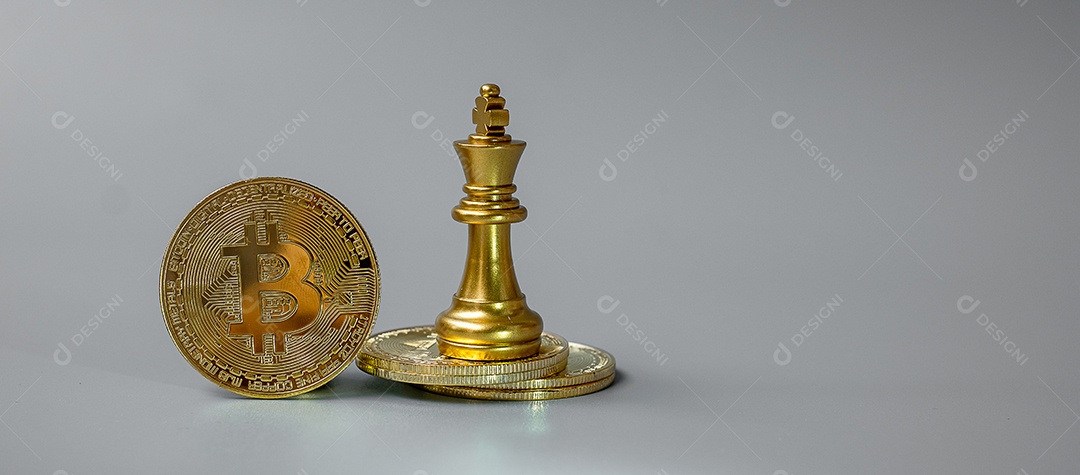 pilha de moedas de criptomoeda Bitcoin dourada e peça do rei da xadrez