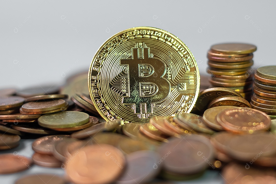 criptomoeda Bitcoin dourada e pilha de moedas, Crypto is Digital