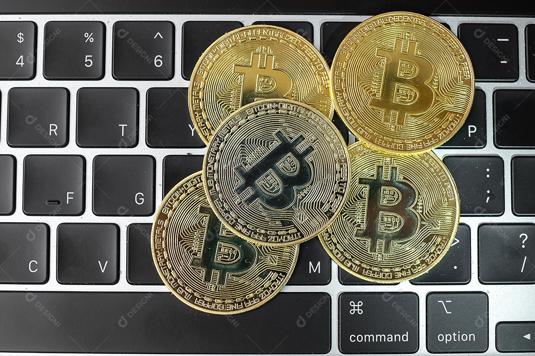 pilha de moedas de criptomoeda Bitcoin dourada no teclado do laptop