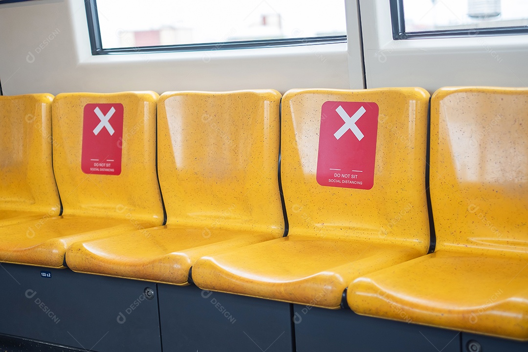 Assento amarelo no trem público para distanciamento social, novo normal