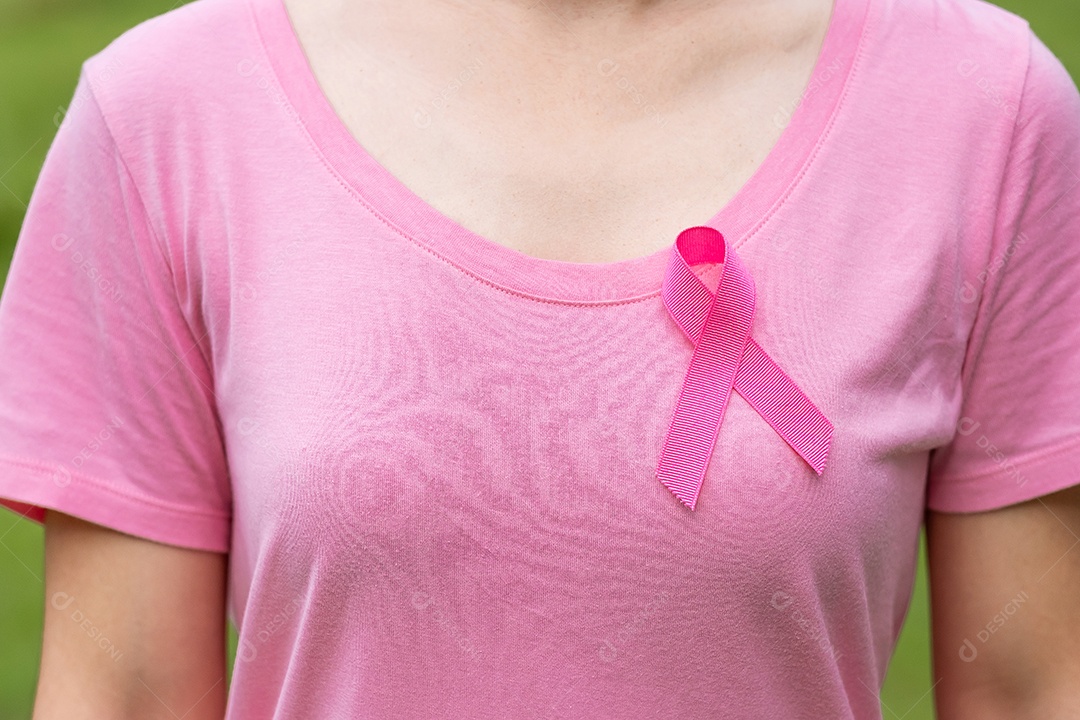Outubro Mês de Conscientização do Câncer de Mama, Mulher adulta em T-sh rosa
