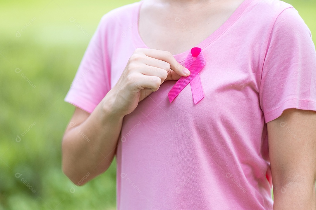 Outubro Mês de Conscientização do Câncer de Mama, Mulher adulta em T-sh rosa