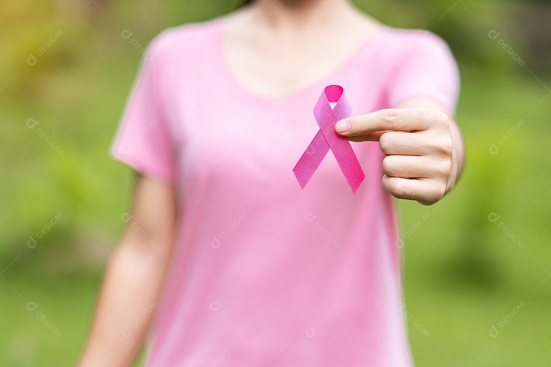 Outubro Mês de Conscientização do Câncer de Mama, Mulher adulta em T-sh rosa