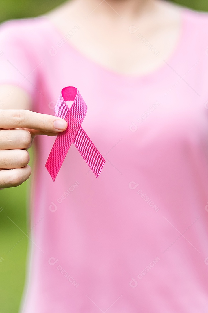 Outubro Mês de Conscientização do Câncer de Mama, Mulher adulta em T-sh rosa