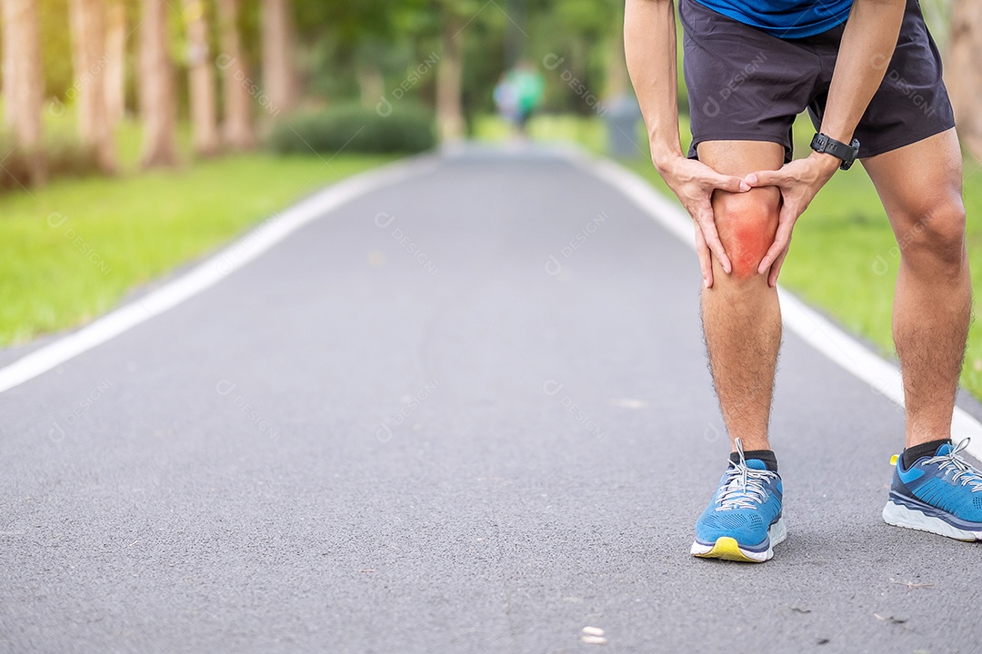 Macho adulto jovem com dor muscular durante a corrida. corredor tem kn