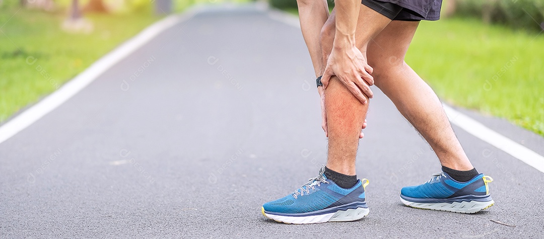 Macho adulto jovem com sua dor muscular durante a corrida. homem corredor