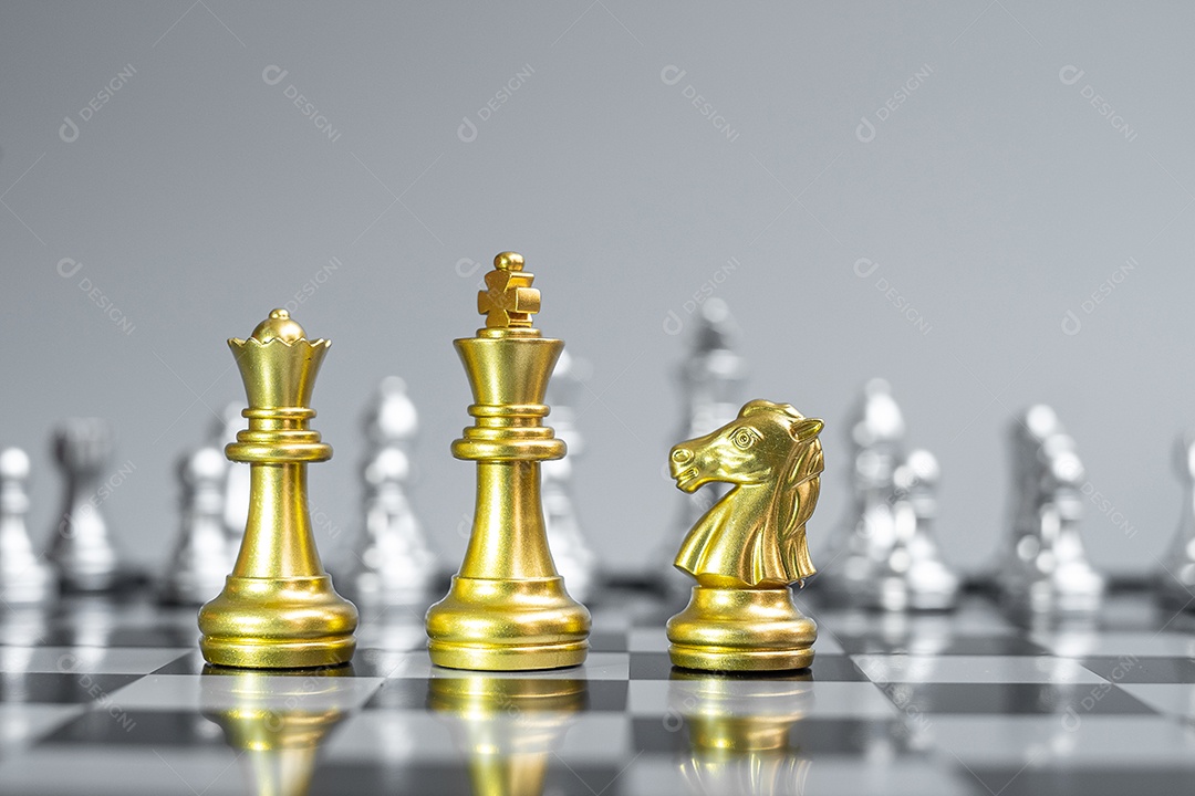 Gold Chess King, Queen e Knight (cavalo) figura no tabuleiro de xadrez