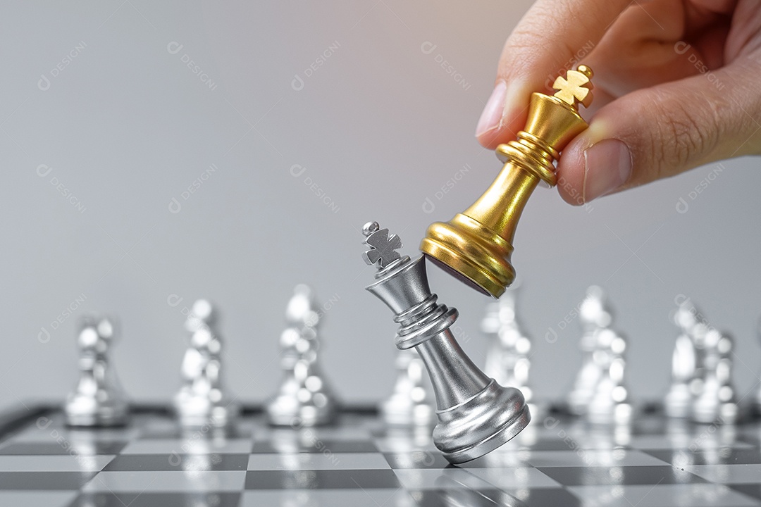 mão de empresário movendo figura de ouro Chess King e Checkmate ene