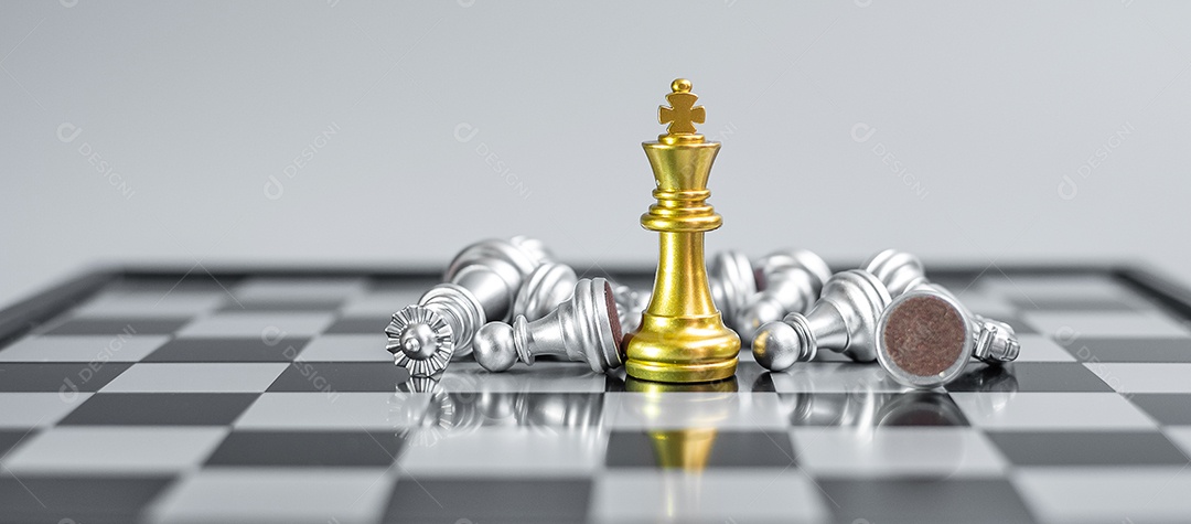 A figura de ouro do Chess King se destaca da multidão de inimigos ou oponentes