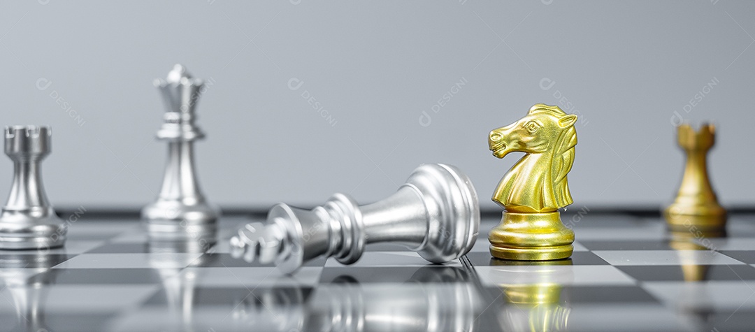 A figura do cavaleiro de xadrez de ouro se destaca da multidão de inimigos ou oponentes