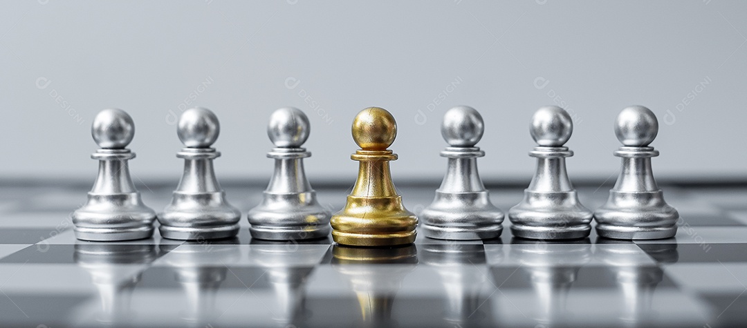 Figura de peão de xadrez de ouro Destaque-se da multidão no tabuleiro de xadrez