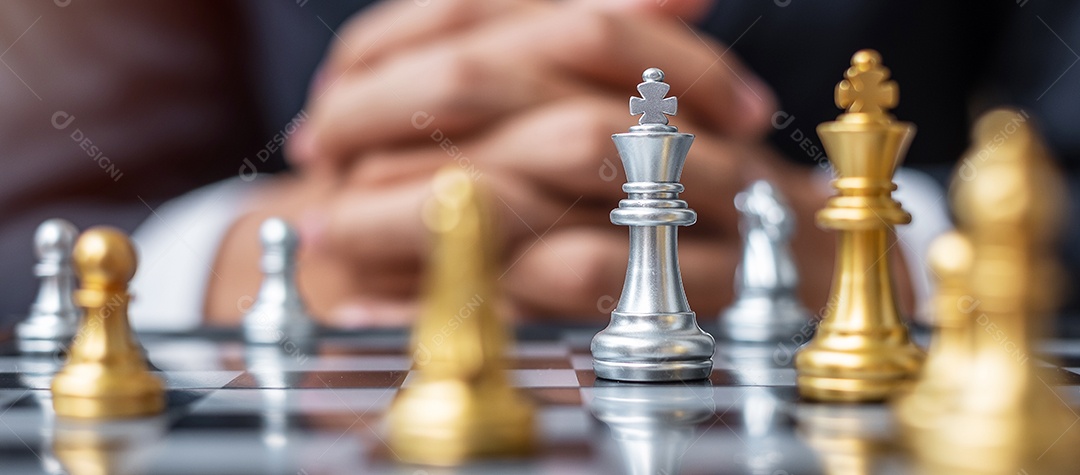 Figura ilver Chess King contra adversário de tabuleiro de xadrez