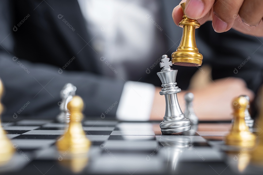 mão de empresário movendo figura de ouro Chess King e Checkmate ene