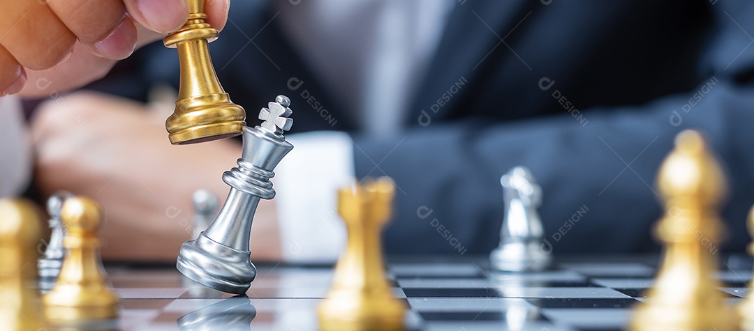 mão de empresário movendo figura de ouro Chess King e Checkmate ene