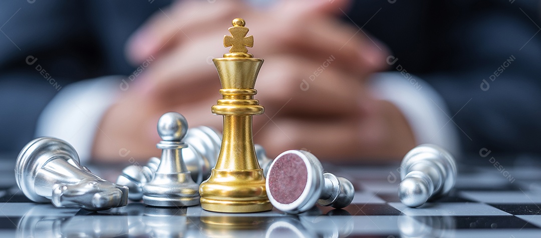 A figura de ouro do Chess King se destaca da multidão de inimigos ou oponentes