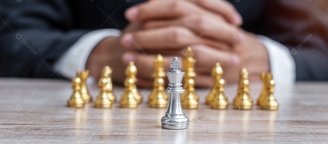 figura de prata do rei da xadrez contra o oponente do tabuleiro de xadrez do objetivo