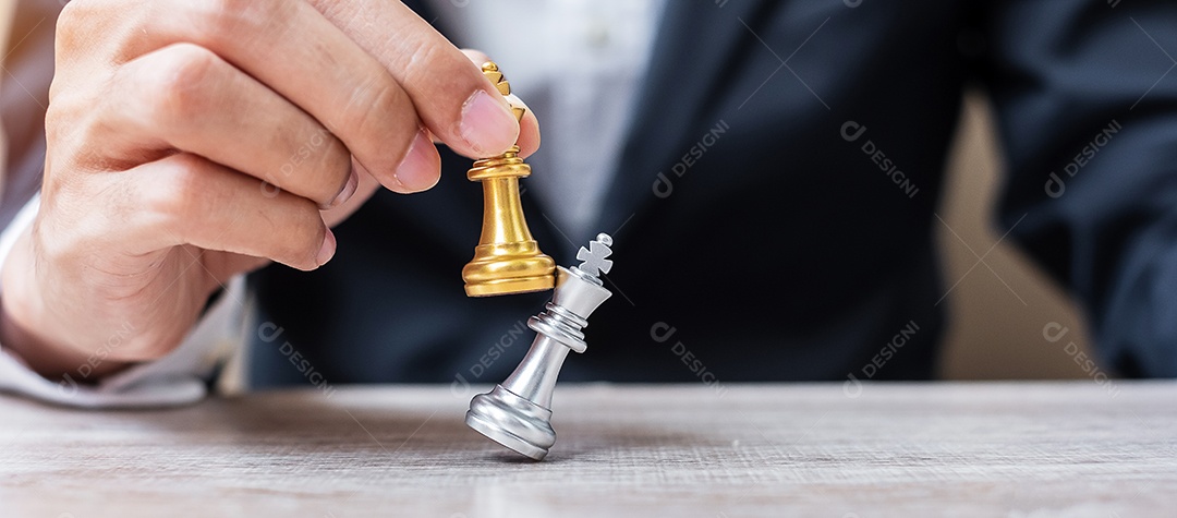 mão de empresário movendo figura de ouro Chess King e Checkmate ene