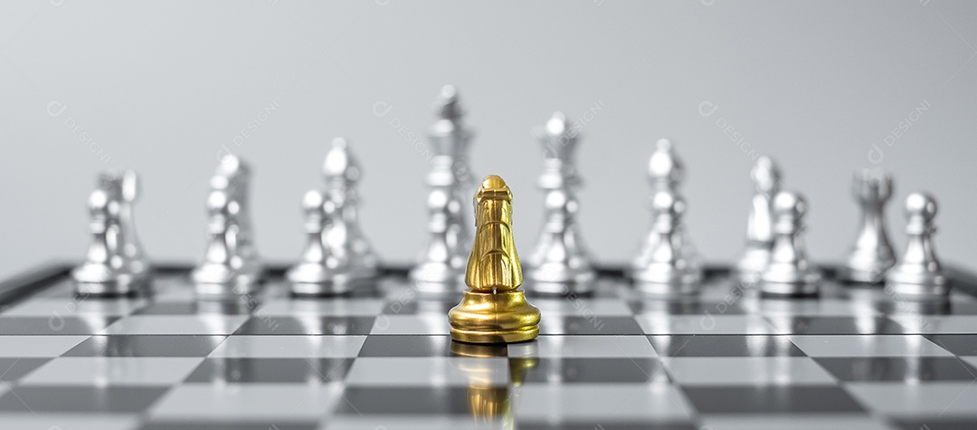 Gold Chess Knight (cavalo) figura no tabuleiro de xadrez contra oponente